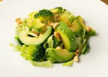insalata con avocado broccoli