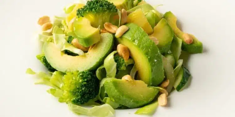 insalata con avocado broccoli