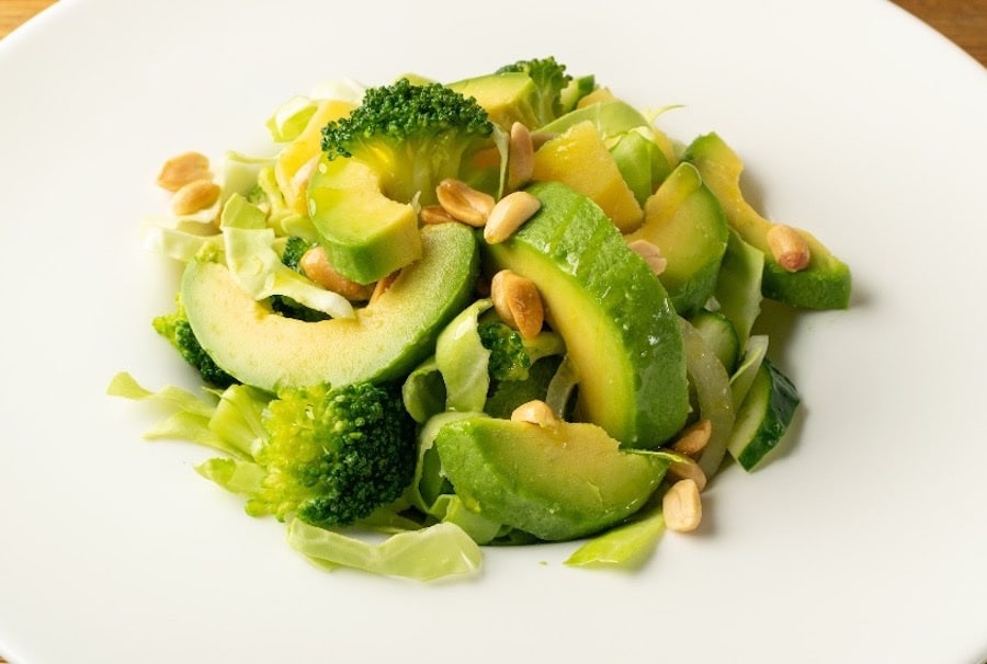 insalata con avocado broccoli
