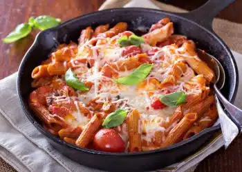 pasta al sugo in padella e mozzarella
