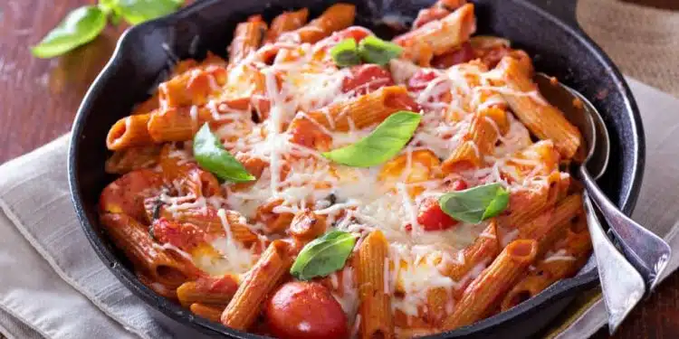 pasta al sugo in padella e mozzarella