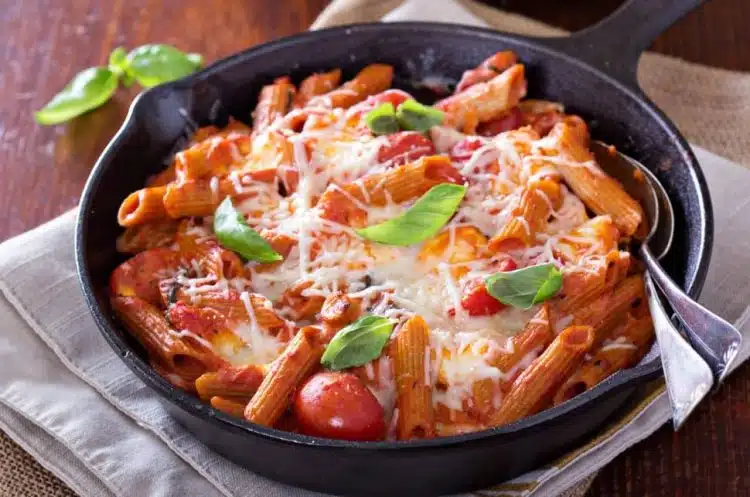 pasta al sugo in padella e mozzarella