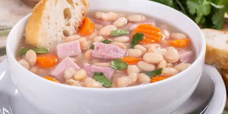 zuppa di fagioli cannellini e prosciutto