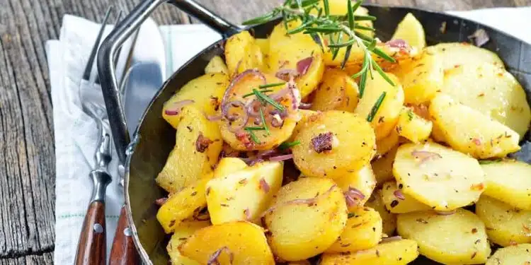 patate e cipolle in padella