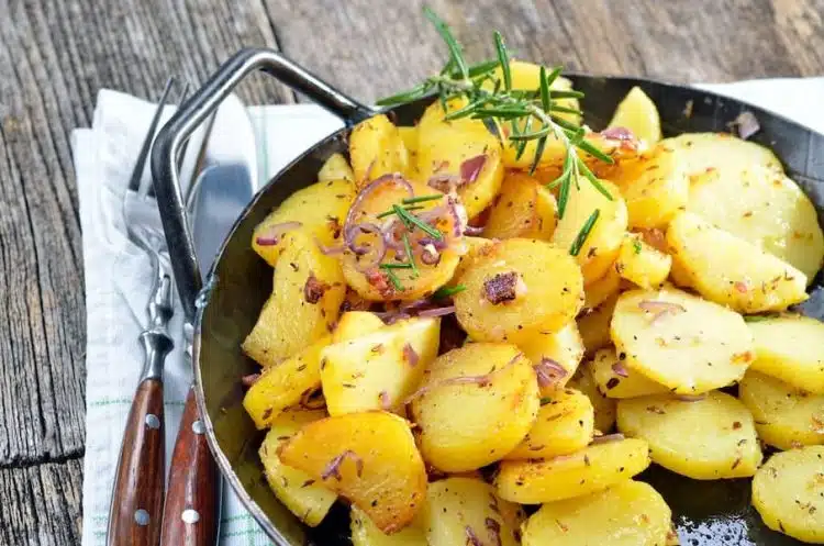 patate e cipolle in padella