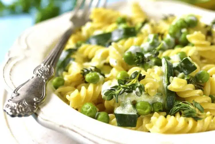 Fusilli piselli e zucchine in bianco