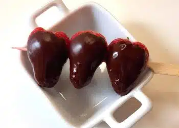 spiedini di fragole al cioccolato