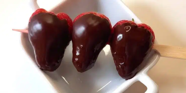spiedini di fragole al cioccolato