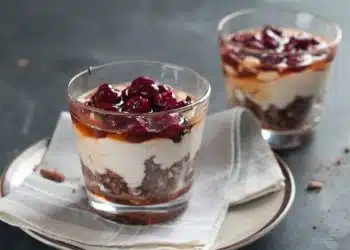 tiramisù con yogurt greco e marmellata di ciliegie