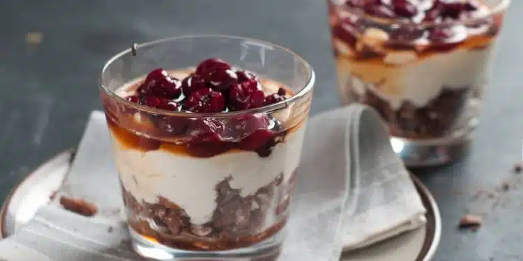 tiramisù con yogurt greco e marmellata di ciliegie