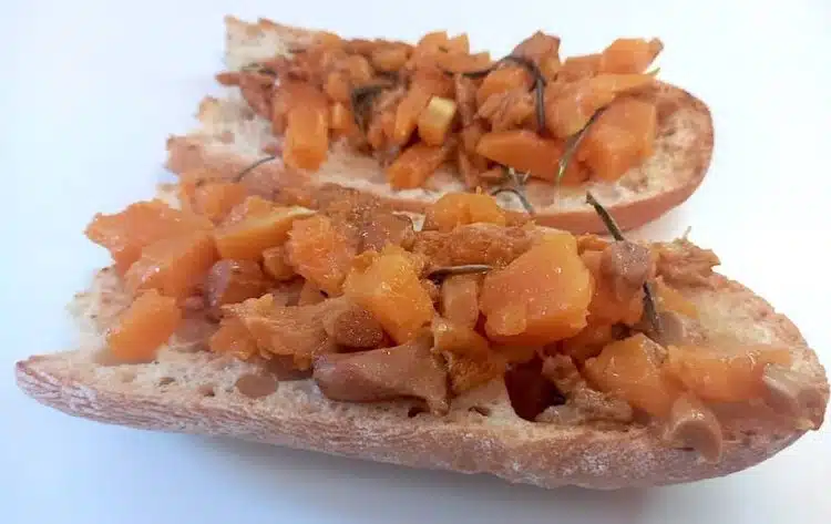 crostini di pane in padella zucca finferli