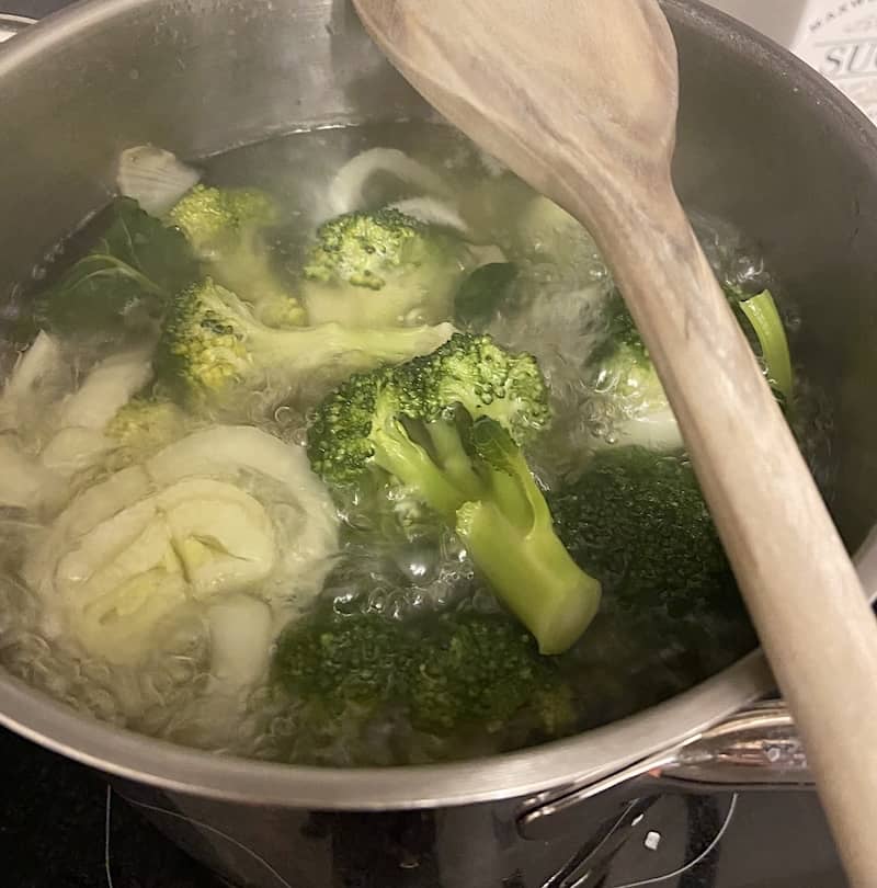 bollire broccoli e finocchi