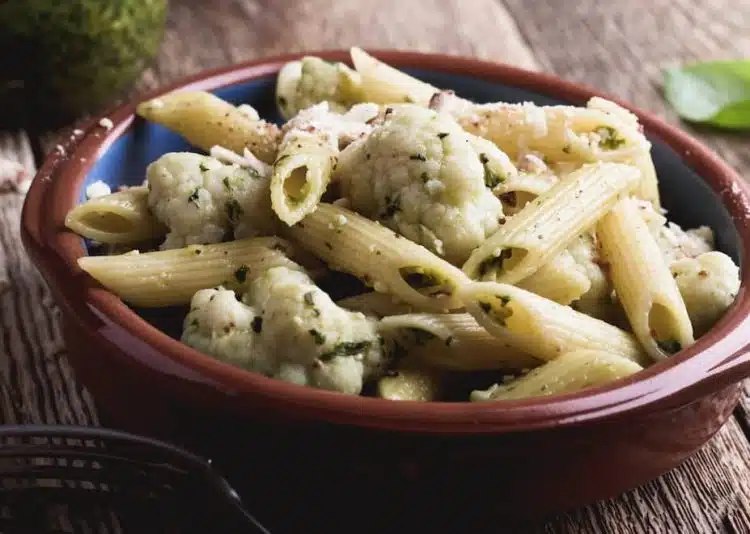 pasta con cavolo bianco pesto e formaggio