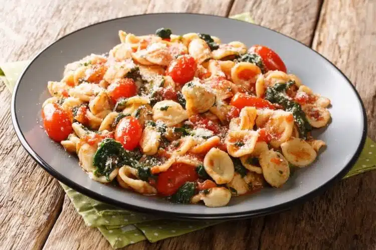 orecchiette con spinaci pomodorino e pecorino