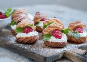 bignè pronti con panna lamponi e menta