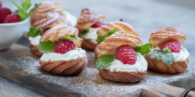 bignè pronti con panna lamponi e menta