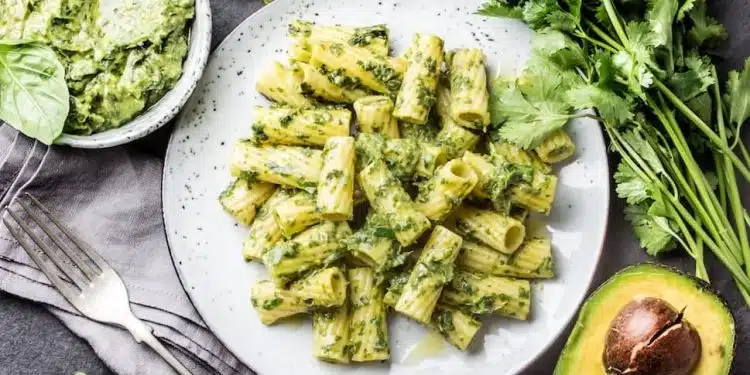 pasta al pesto di avocado