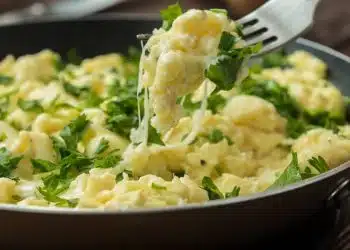 uova strapazzate prezzemolo e feta