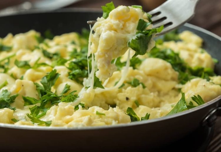 uova strapazzate prezzemolo e feta