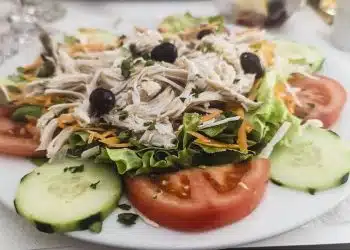 insalata di pollo lesso con verdure e olive