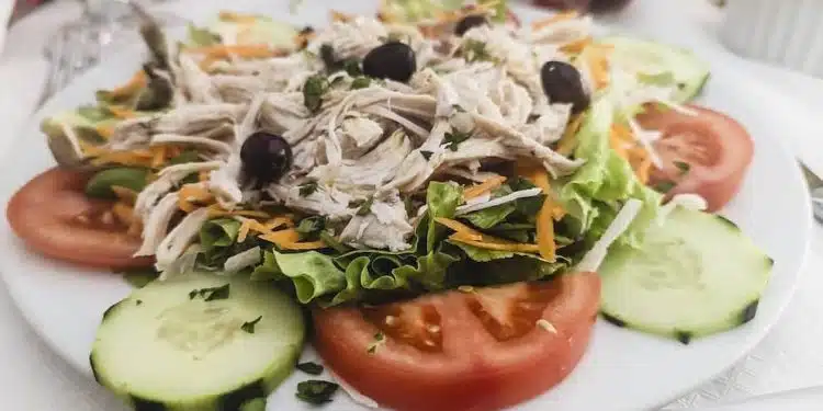 insalata di pollo lesso con verdure e olive