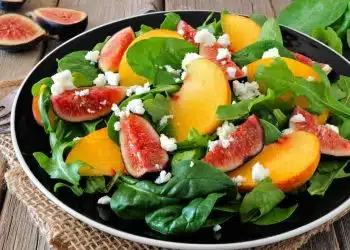 insalata di pesche fichi spinacino e caprino