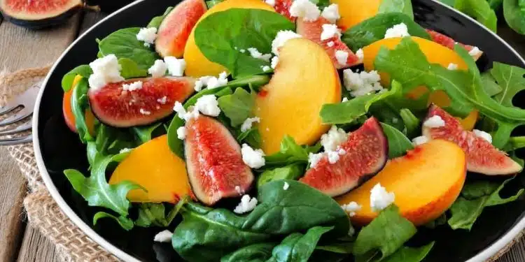insalata di pesche fichi spinacino e caprino