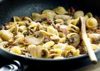 orecchiette con bacon funghi e capperi in padella