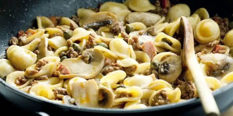 orecchiette con bacon funghi e capperi in padella