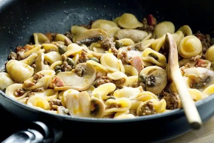 orecchiette con bacon funghi e capperi in padella