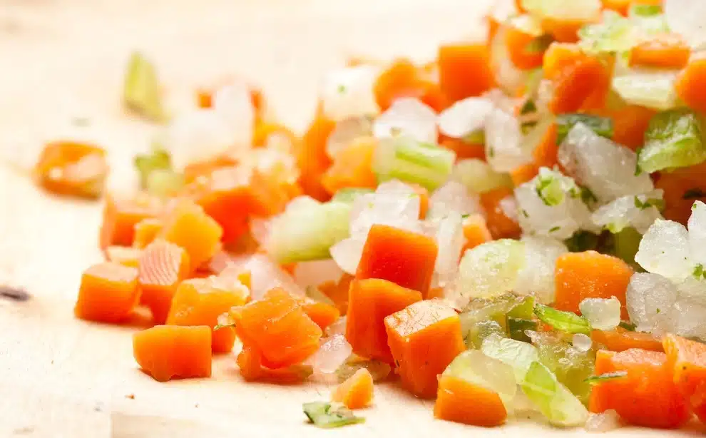 soffritto sedano carota e cipolla per zuppa lenticchie