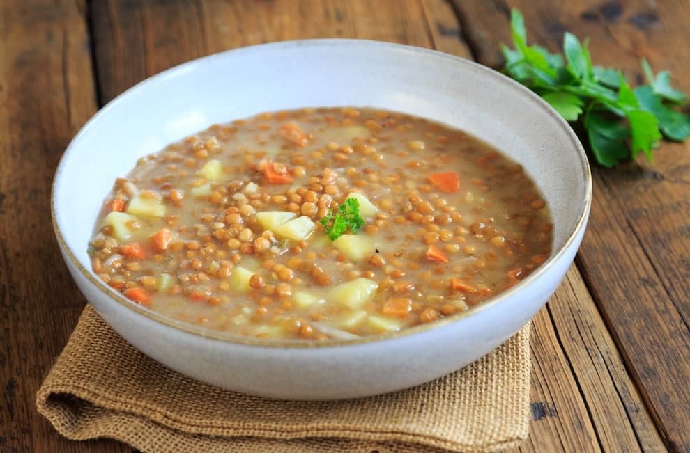 Zuppa di lenticchie precotte e patate. Ricetta della minestra senza ...