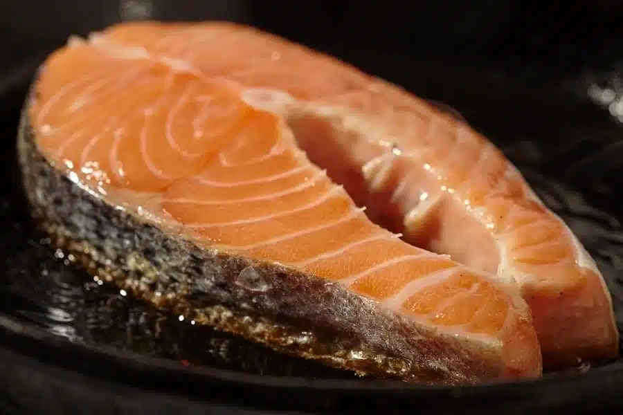 cucinare il salmone in padella