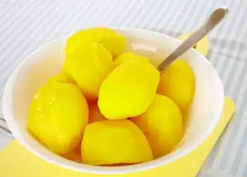 lessare le patate- patate intere bollite in un piatto
