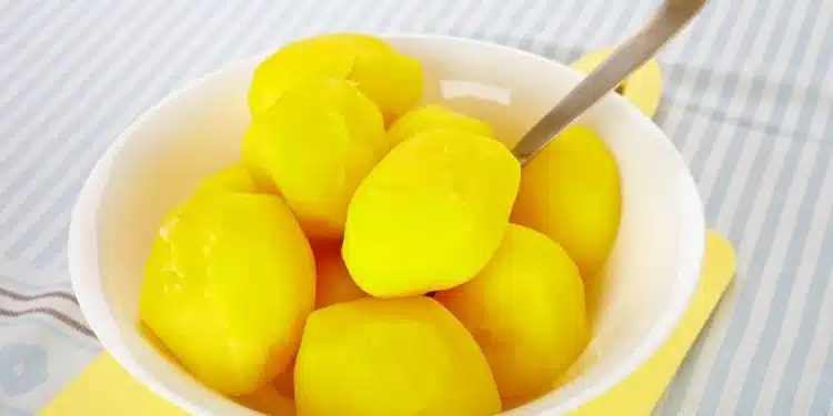 lessare le patate- patate intere bollite in un piatto