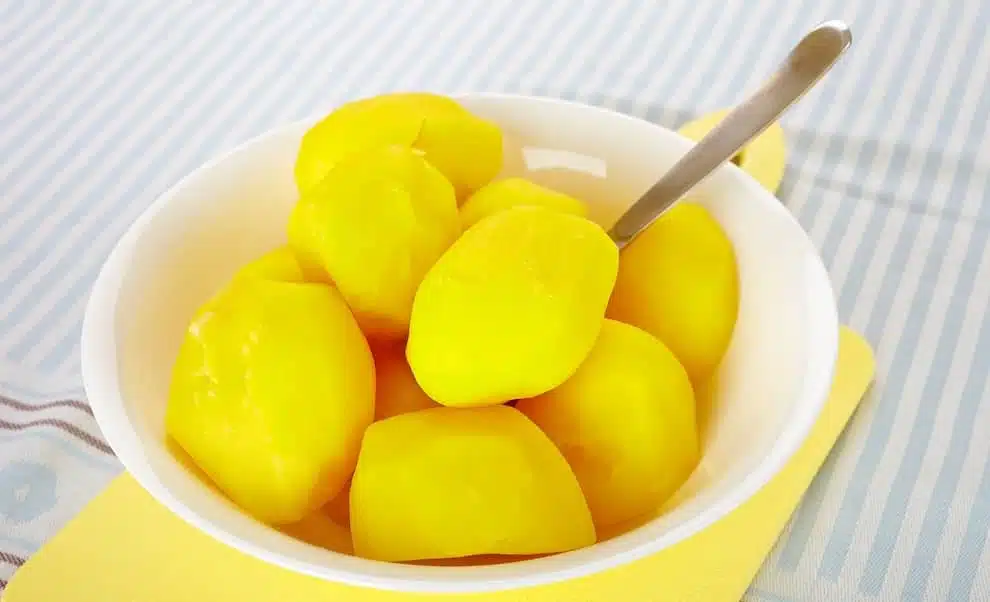 lessare le patate- patate intere bollite in un piatto