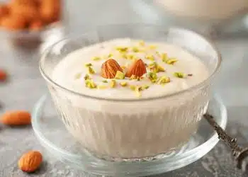 budino turko keskul con mandorle servito in ciotola trasparente