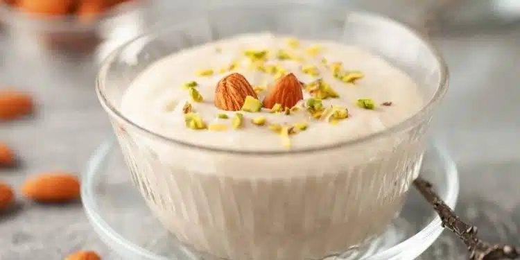 budino turko keskul con mandorle servito in ciotola trasparente