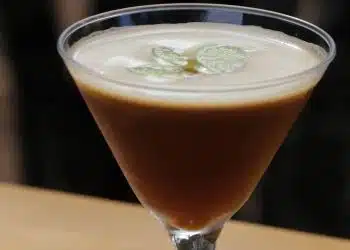 caffe shakeratoservito in un bicchiere trasparente con ghiaccio e schiuma densa