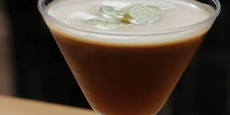 caffe shakeratoservito in un bicchiere trasparente con ghiaccio e schiuma densa