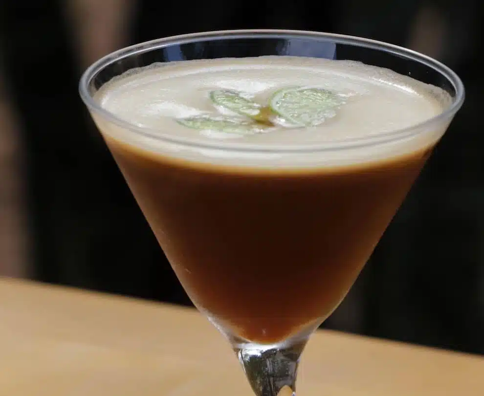 caffe shakeratoservito in un bicchiere trasparente con ghiaccio e schiuma densa