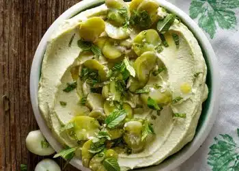 hummus di fave con menta e lime in una ciotola bianca