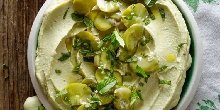 hummus di fave con menta e lime in una ciotola bianca