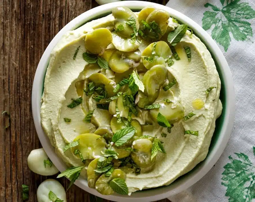 hummus di fave con menta e lime in una ciotola bianca
