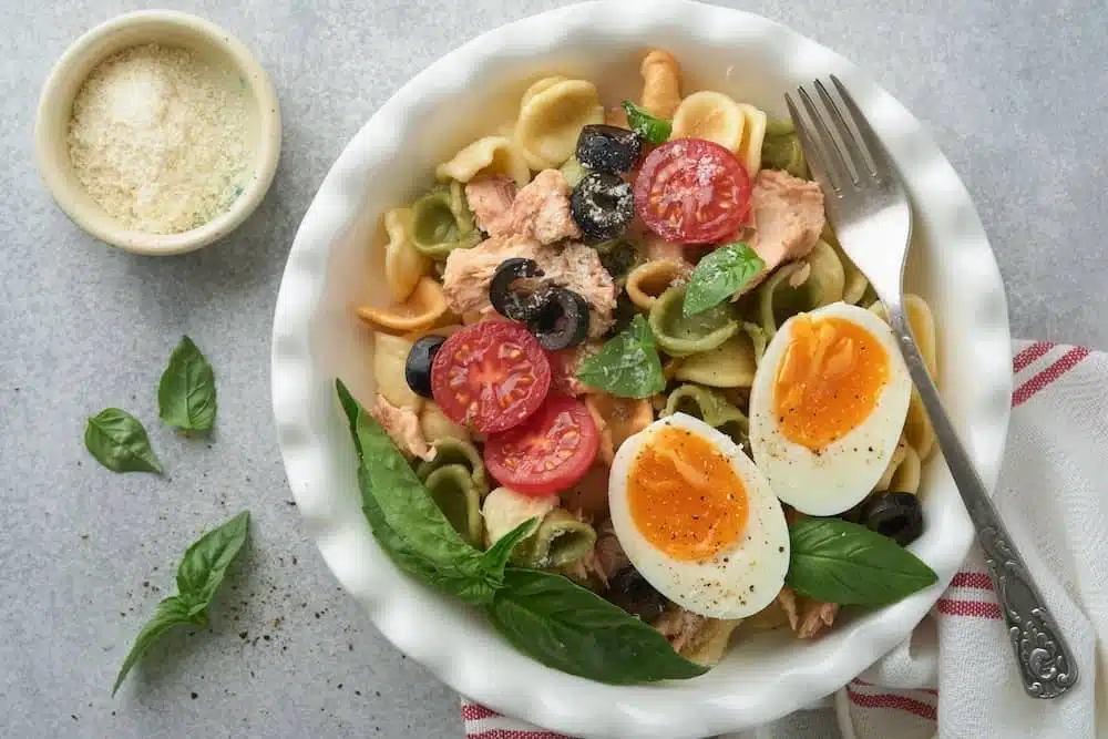 pasta fredda con tonno uova sode e pomodorini