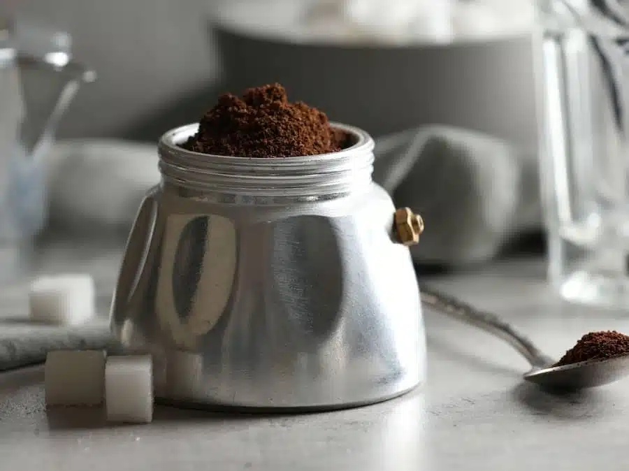 caffè macinato nella moka