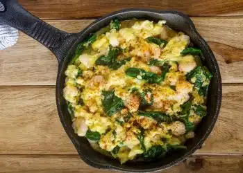 uova strapazzate paprika gamberi e spinaci in padella