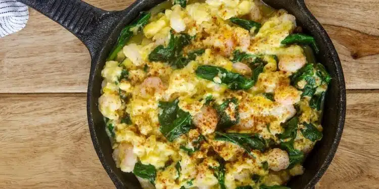 uova strapazzate paprika gamberi e spinaci in padella