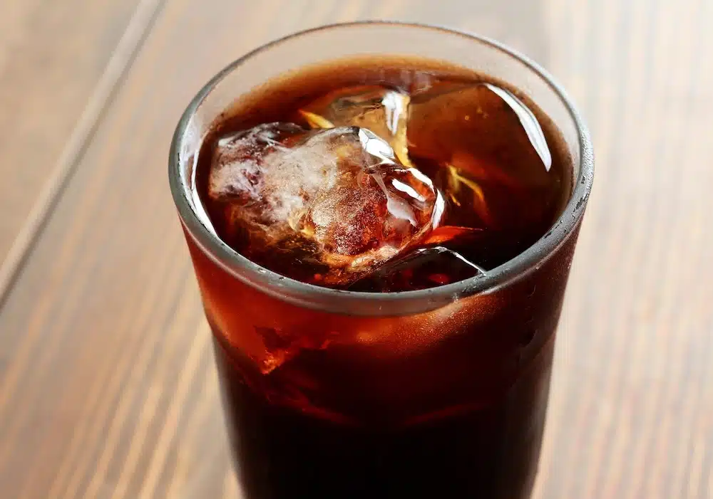 caffè freddo in bicchiere con ghiaccio