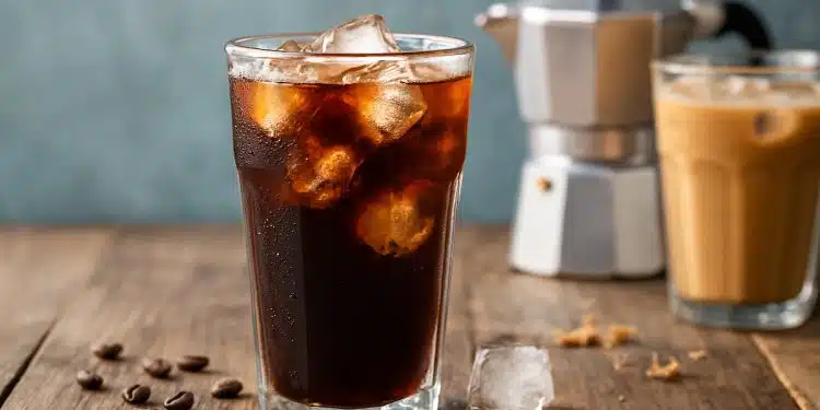 caffè freddo fatto in casa in bicchiere